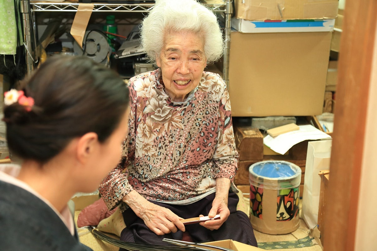 画像：20代前半で広島県の因島から京都へ移り、扇子作りに携わってきた今井晴子さん