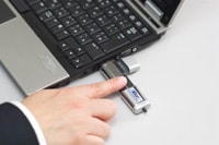 専用ノートPC、FOMAカード、指紋認証USBキー。この3点で社内PCと同じ環境を実現する。