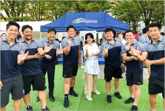 Players taking part in Urayasu Rugby Festa 2019 at the plaza in front of the Japan Railways Shin-Urayasu Station.