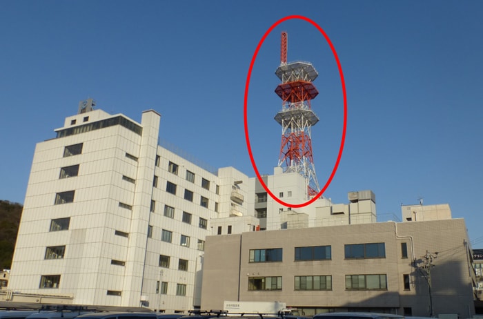 写真：撤去対象の鉄塔(赤色枠内)