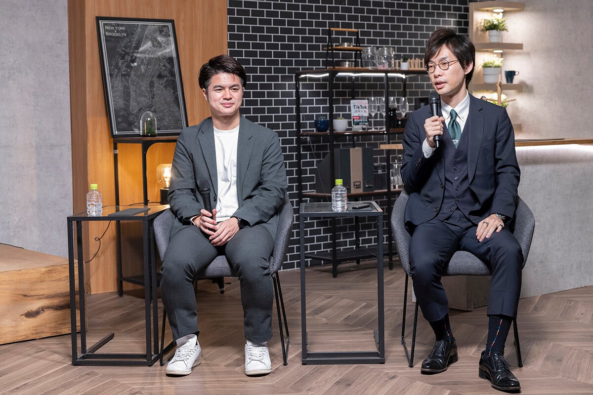 パネルディスカッションで対談した朝戸さん（左）と廣澤祐さん