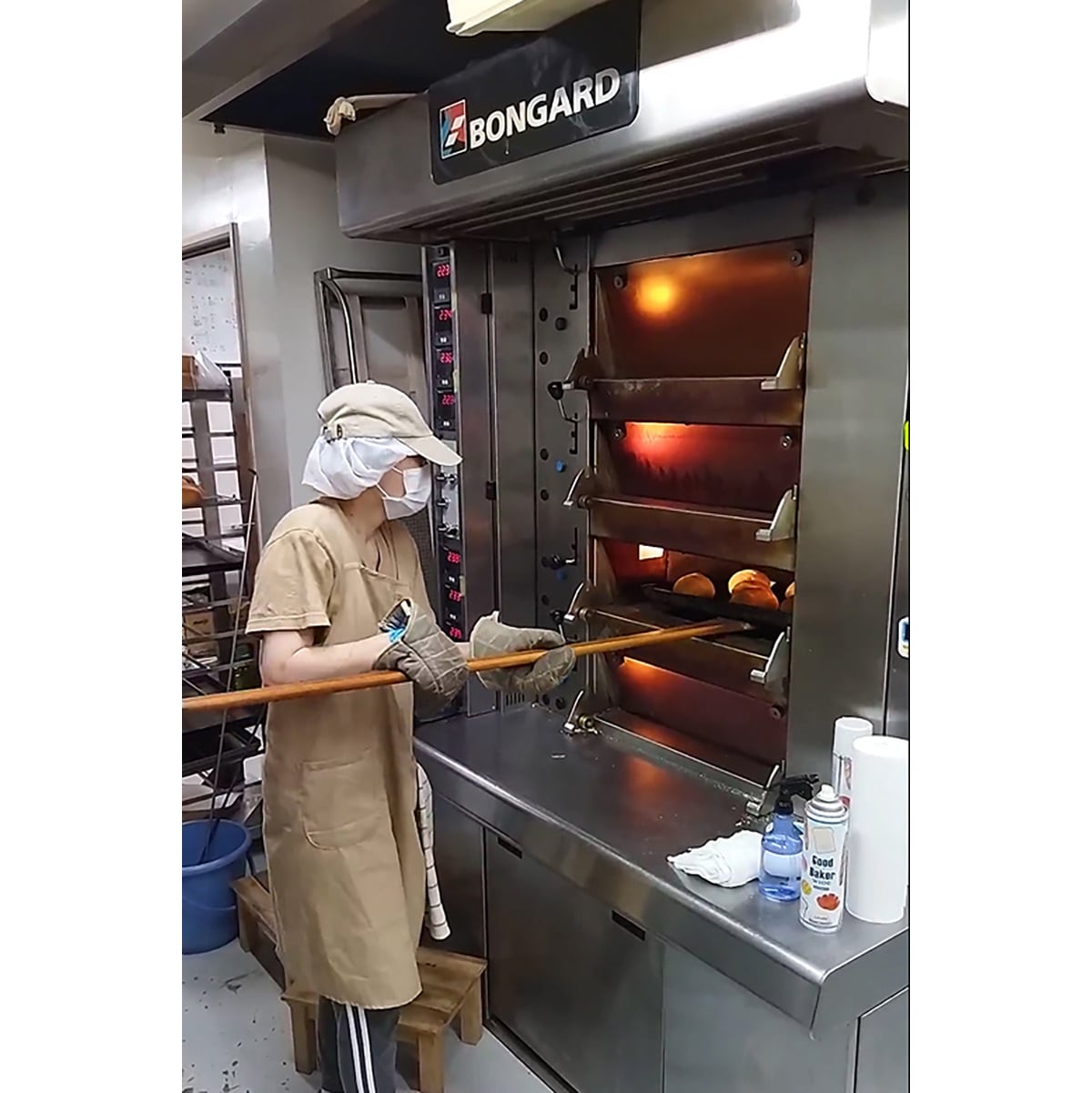 「ぱんも大谷」では10人ほどのスタッフでパンの製造に当たっている（提供：ぱんも大谷）