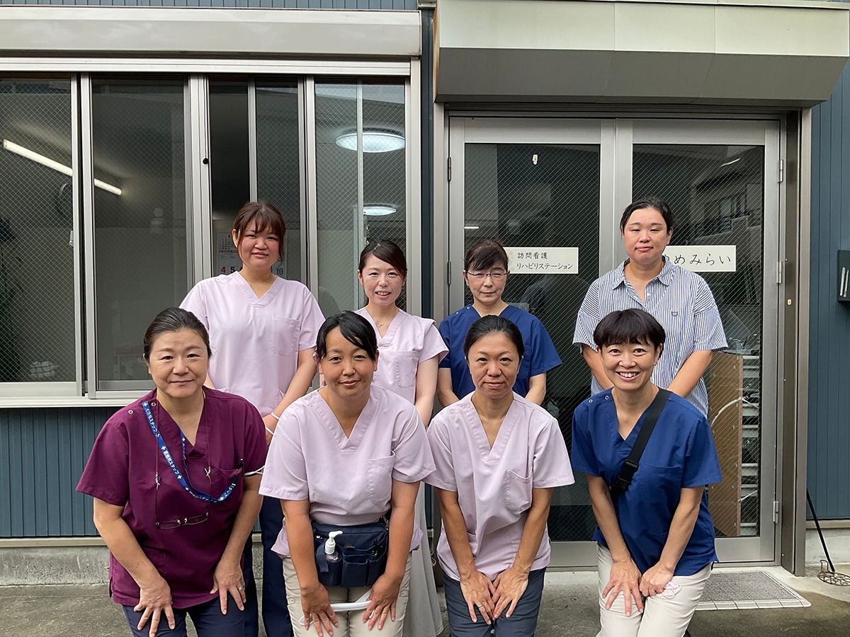 埼玉にある「訪問看護リハビリステーションゆめみらい」のスタッフ。現在、50～60人ほどのスタッフが患者のケアに当たっている（提供：訪問看護リハビリステーションゆめみらい）