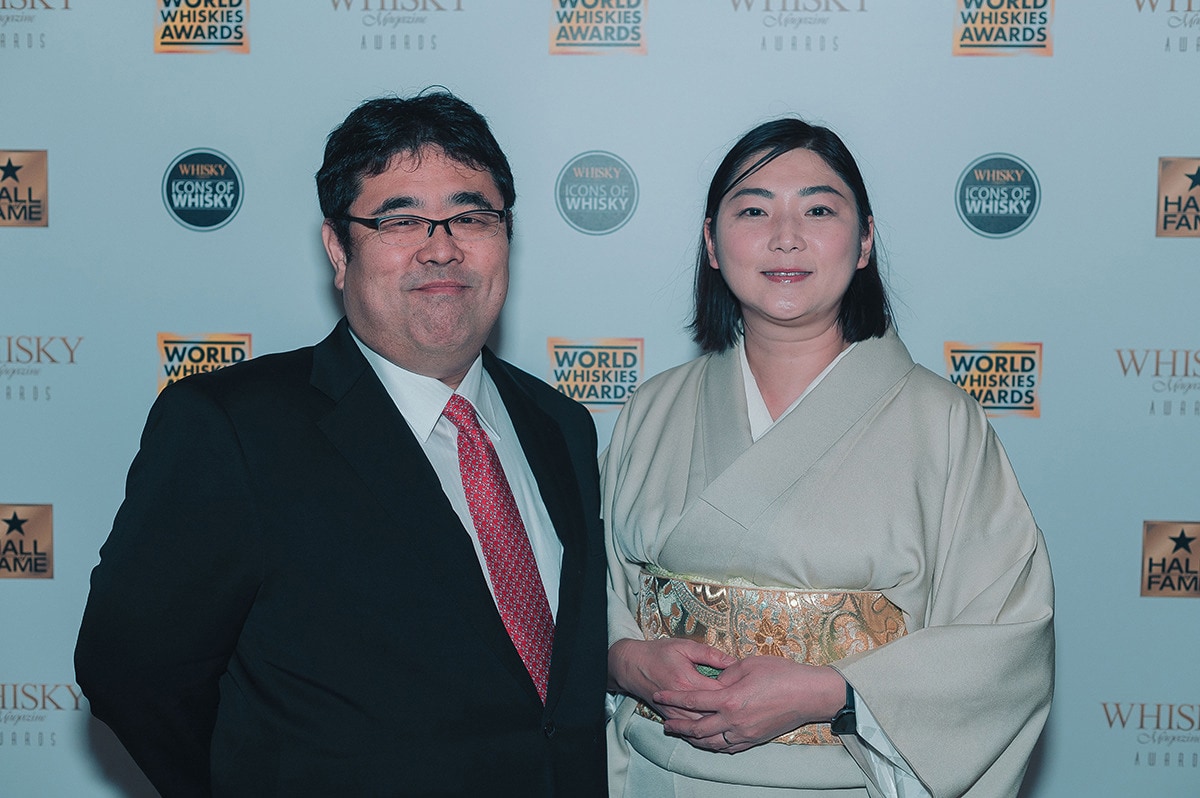 堂田社長と妻の尚子さん。2023年ウイスキーの世界的品評会「ワールドウイスキーアワード」での「部門最高賞」受賞時。