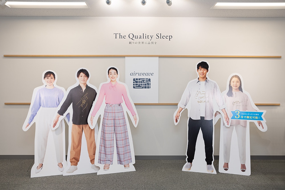 エアウィーヴ本社に展示されている、契約しているトップアスリートたちの等身大パネル。