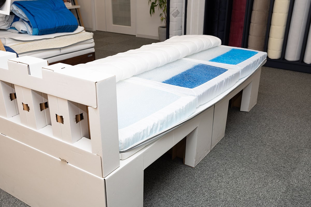 東京2020大会の選手村で使用された段ボール製のベッド。体の特徴に合わせてカスタマイズできる3分割マットレスを敷いて使用された。
