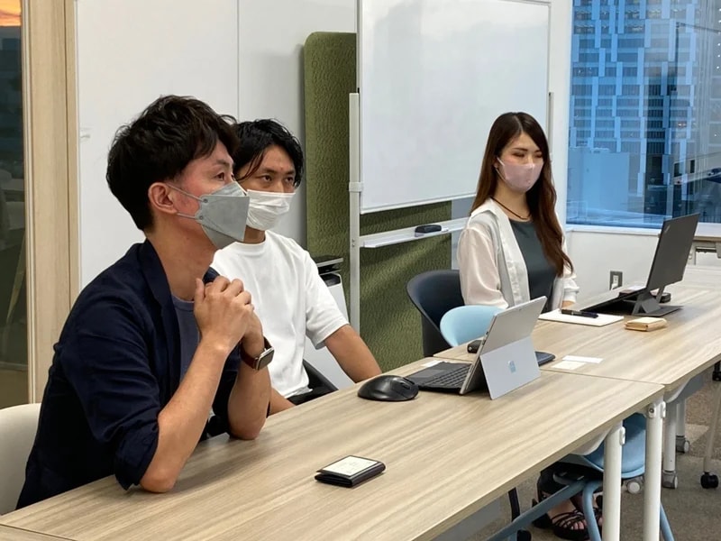 アキサポでの会議の様子(一番左が清水さん)