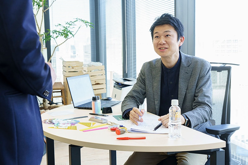 熊谷浩太さん。三条市特命空き家仕事人。一級建築士。宅地建物取引士。JR東日本にて大規模開発、不動産デベロッパーなどを経て2020年ジェクトワンに入社。2022年5月より、三条市 特命空き家仕事人に就任。