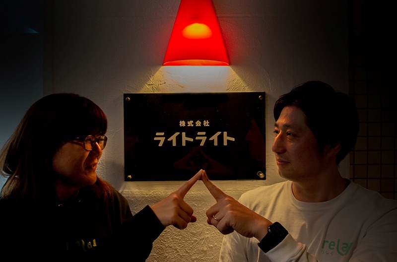 ライトライト本社の前に立つ齋藤さん(右)とCOOで妻のめぐみさん。事業を「譲りたい人」と「譲り受けたい人」をつなぐ=宮崎市