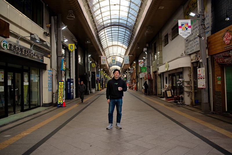 人通りの少ない若草通に立つ齋藤さん=宮崎市