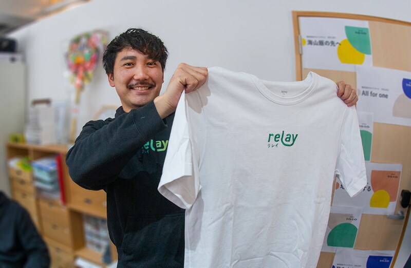 ライトライトのスタッフはおそろいのパーカーやTシャツで一体感を持つ=宮崎市