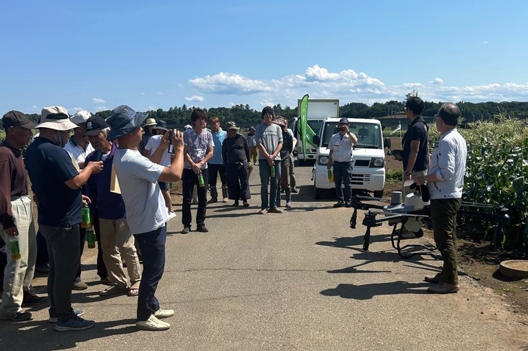 アグリテック企業と深谷市で開催したドローン見学会の様子。地元の生産者も興味津々(写真提供:深谷市)