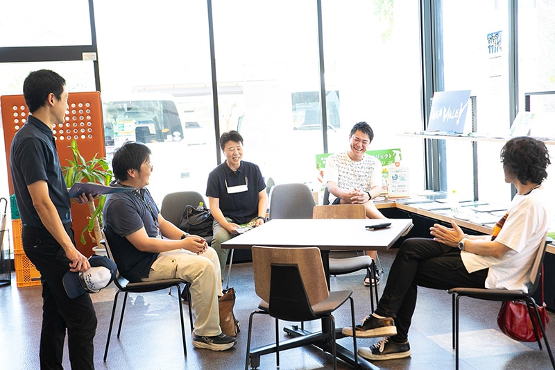 深谷市の産業振興部産業ブランド推進室の皆さんと談笑する堀江さん(写真右から2番目)