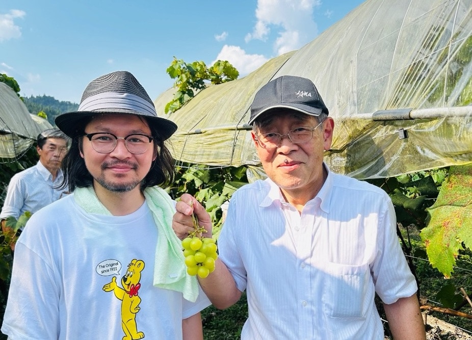 ノウタス高槻農園として初めてのぶどうを収穫。地域住民を招いて、収穫を楽しんだ(写真提供:ノウタス)