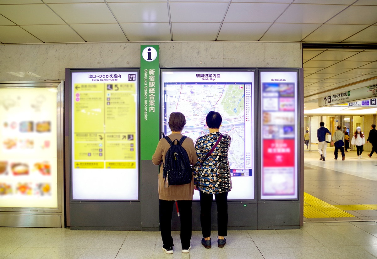 新宿駅東口のステーションナビタ(提供:表示灯)