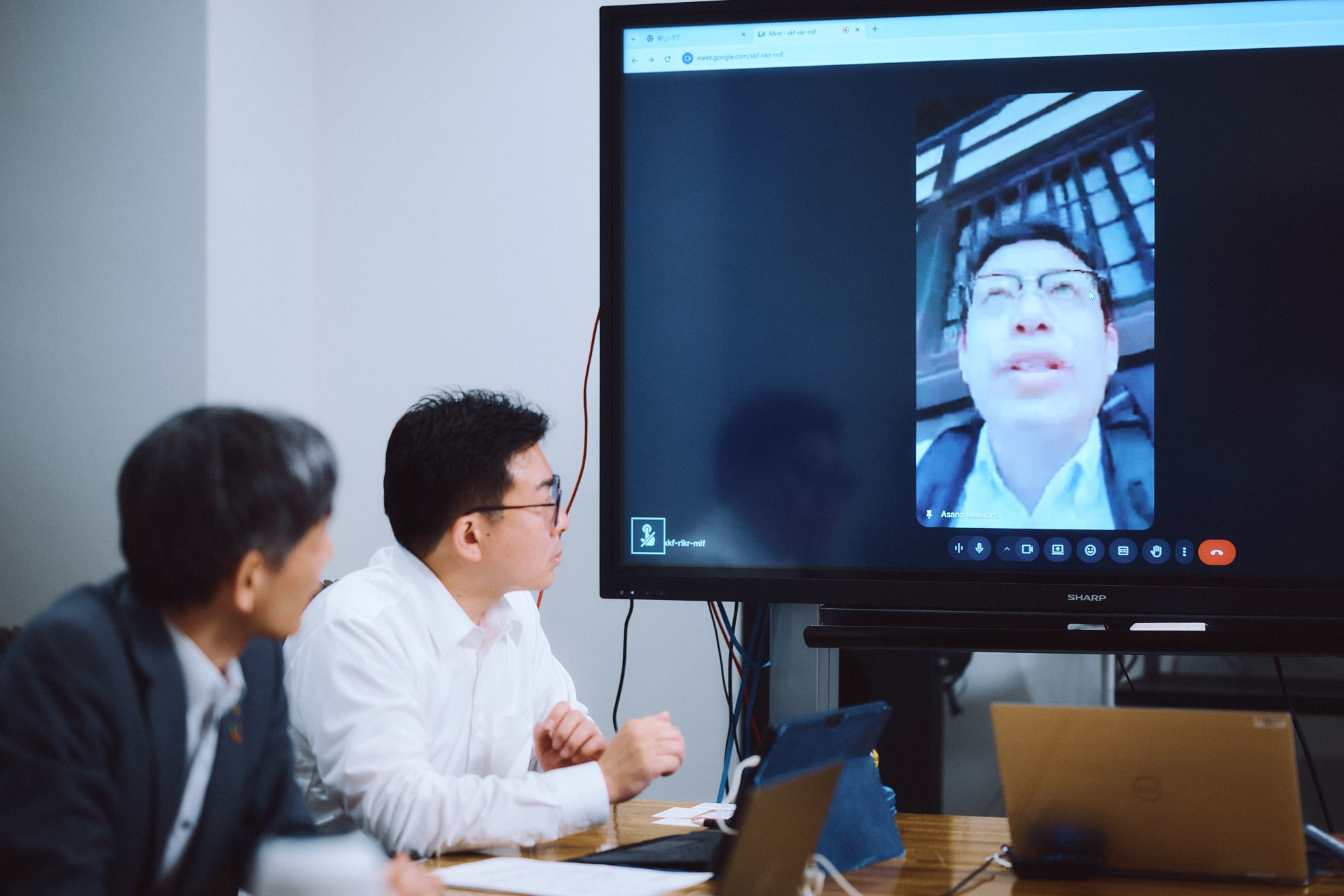 オンラインで現地から説明する開発本部の浅野正臣本部長