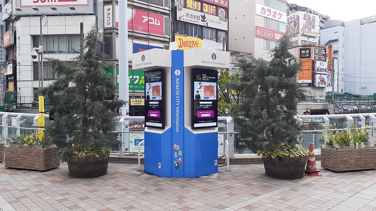 北千住駅前の災害用デジタルサイネージ（提供：表示灯）