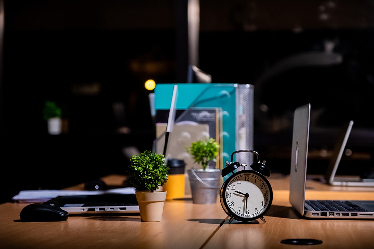 なくならない月末の経理残業……。OCRとワークフロー改善で