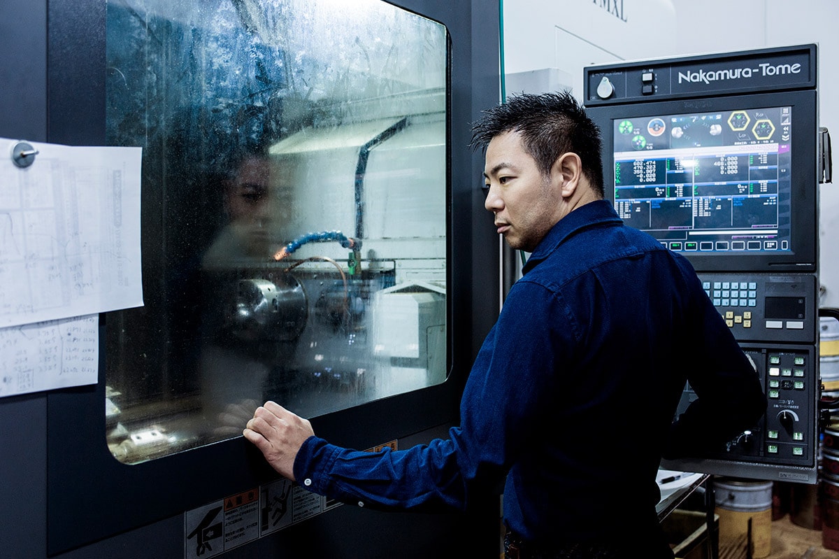 父の町工場でBubble90を試作する高野さん（写真提供：DG TAKANO）