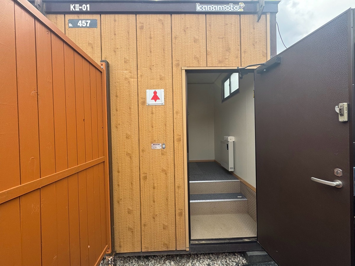 出入りが見えづらいように囲いを立てた女性トイレの入口。