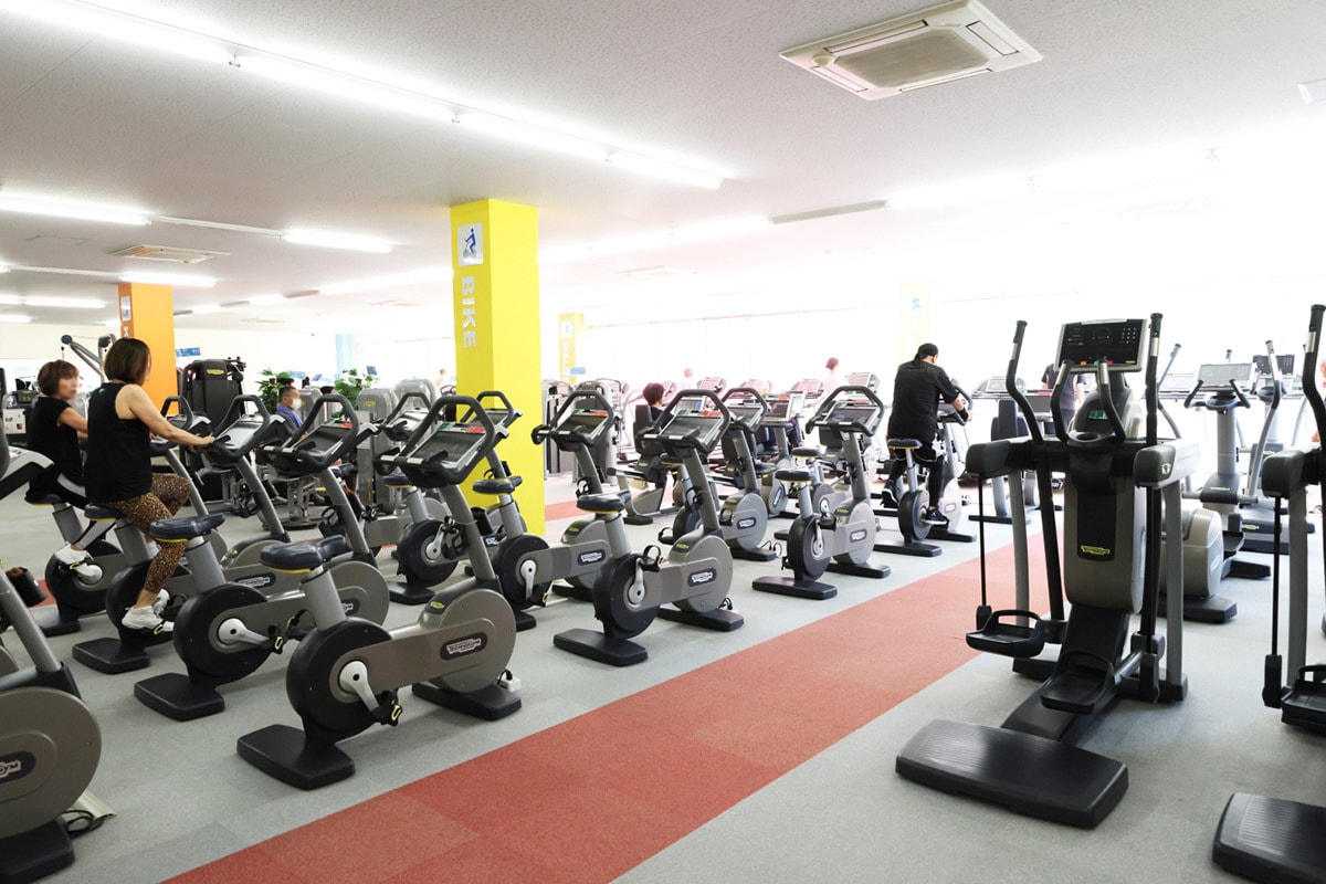 「午前中はシニア層が中心で、夕方以降は仕事終わりのビジネスパーソンや大学生の利用も増えてきます」（ホリデイスポーツクラブ相模原・水井祐輔店長）