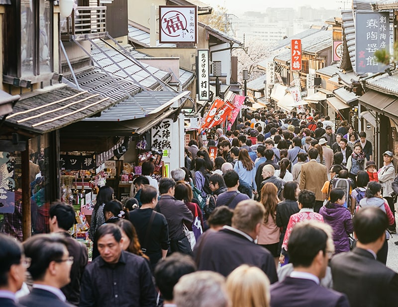 最近よく聞く「オーバーツーリズム」とは？日本国内の対策事例や解決方法を分かりやすく解説