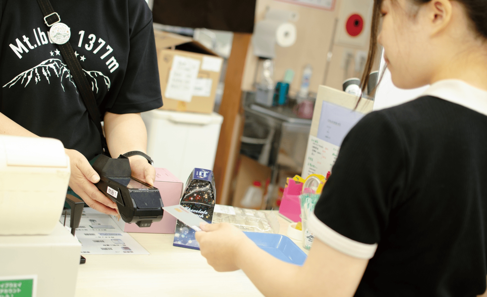 キャッシュレス決済についても、以前はSIMで通信を行っていたため、タイミングによっては不安定になることがありましたが、Wi-Fiに切り替えたことで通信が安定したため、お客さまにも安心してお買い物を楽しんでいただけるようになりました。