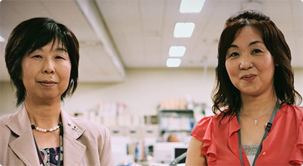 消費生活課 課長 山根 多美子氏(写真左) 消費生活課 消費相談グループ 専門員 佐伯 美香氏(写真右)