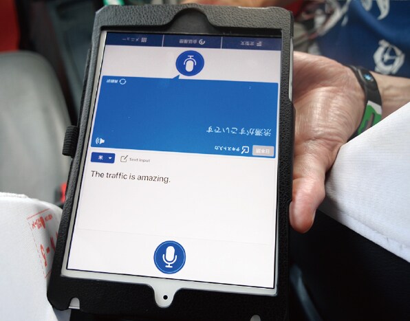 精度の高い音声翻訳で外国人観光客との会話が弾む 定型文機能の活用で、話かける回数が増加