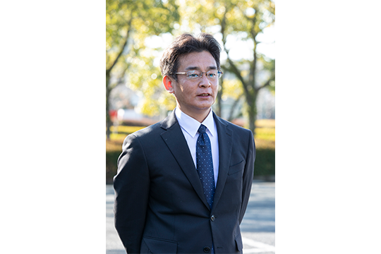 草場康明氏