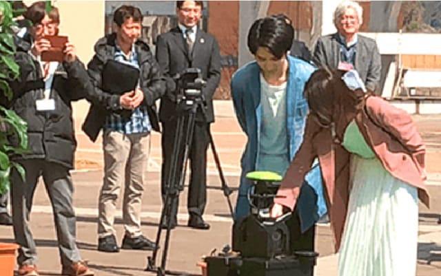 5G×準天頂衛星システムの位置情報を利用した案内ロボットで、リアルタイムで正確な誘導が可能に