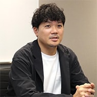 ボイスクラウドビジネス統括部 クラウドコミュニケーションビジネス推進部 副部長 兼 ビジネスデザインチームマネージャー　岡上 健太郎 氏