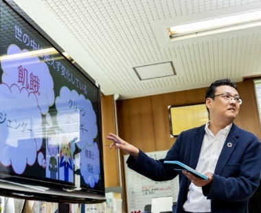 北部中学校の生徒会委員会のプロモーションビデオを披露する上野校長。