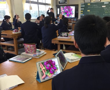 北部中学校の生徒会委員会のプロモーションビデオを披露する上野校長。