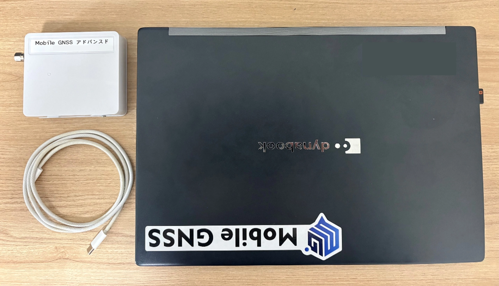 検証に使用したMobile GNSS、設定用PC、USBケーブル