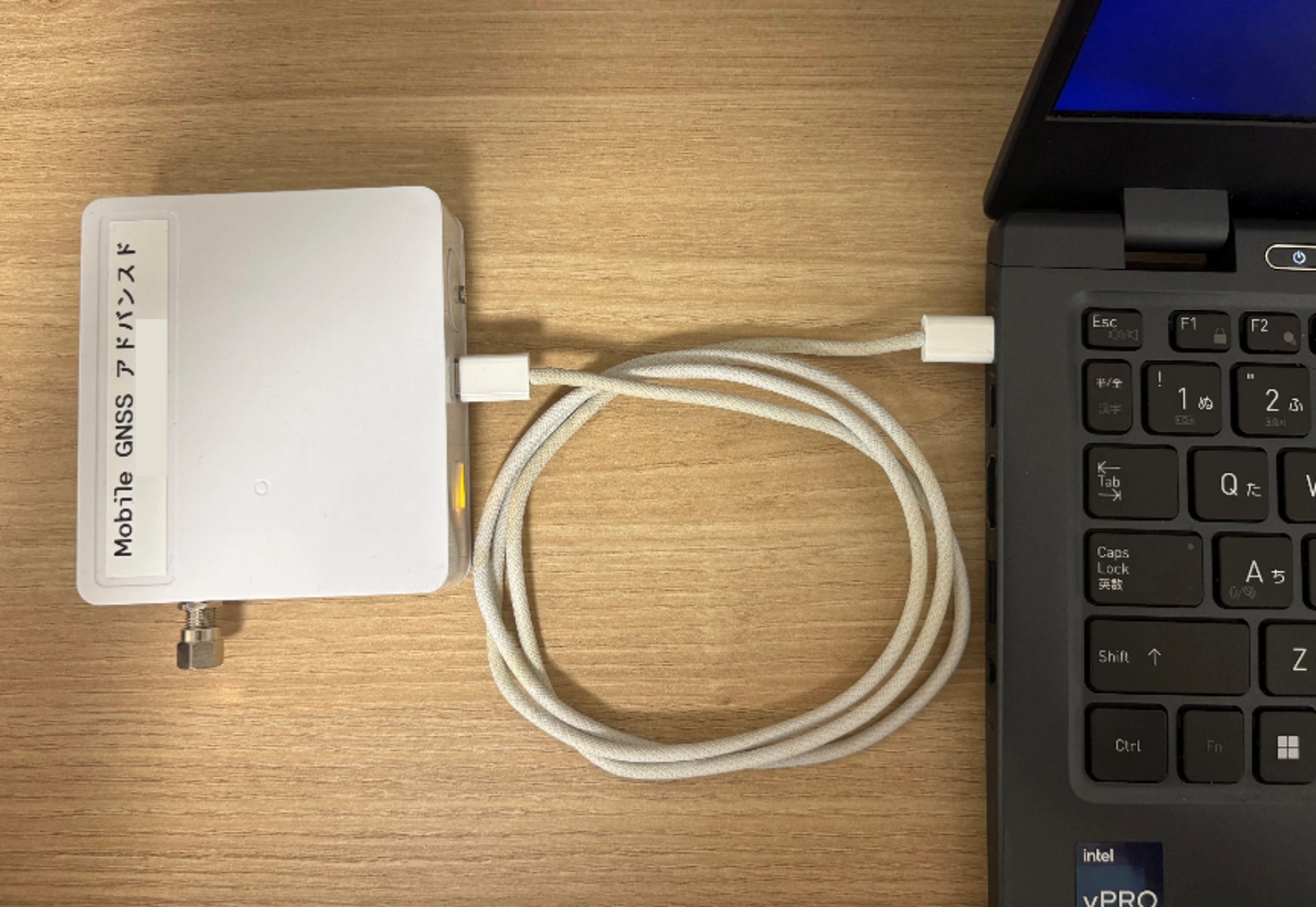 USBケーブルで接続したMobile GNSSと設定用PC