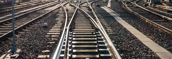 IoTセンサーを活用した鉄道設備管理のイメージ図