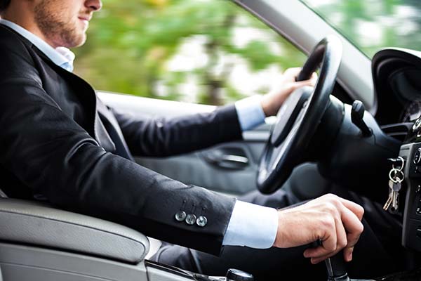 交通事故を削減するには、当然ながら発生原因をつきとめる必要があります。車両運行管理サービスでドライバーの運転傾向を分析し、安全運転への意識を向上させることは、社員と会社を守ることにつながります。
