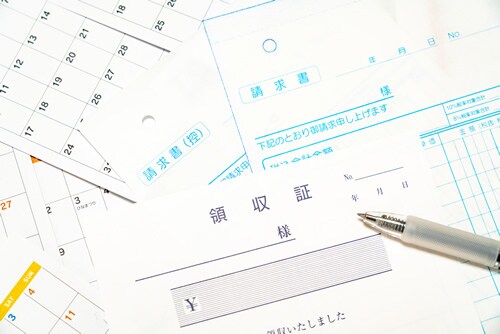 請求書と領収書の違い、発行、紛失した際の対応や電子化のメリットを解説　画像