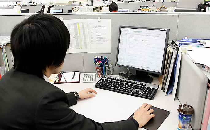 PCに向かって作業をしている男性の様子