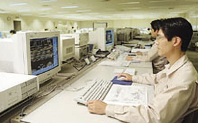 オークマ株式会社 PCのモニターに向かって作業をしている従業員の写真