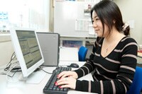 実際にリモートデスクトップ「Biz Communicator」のリモートツールを使う深澤さん。