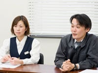 情報システム部の濵田孝洋さん（右）と、同・石田里美さん（左）