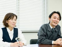 右が情報システム部の濵田孝洋さん、左が同・石田里美さん