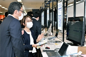 写真:コンタクトセンターKPI管理ソリューションの展示