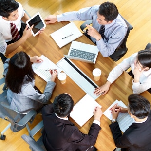 「資料をまとめて管理し営業の属人化を解消」イメージイラスト