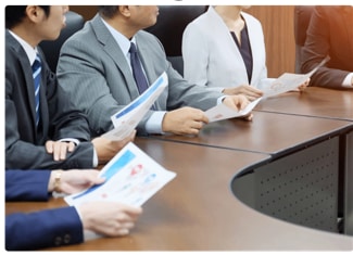 「社内の重要な総会や理事会、会議で。」イメージイラスト