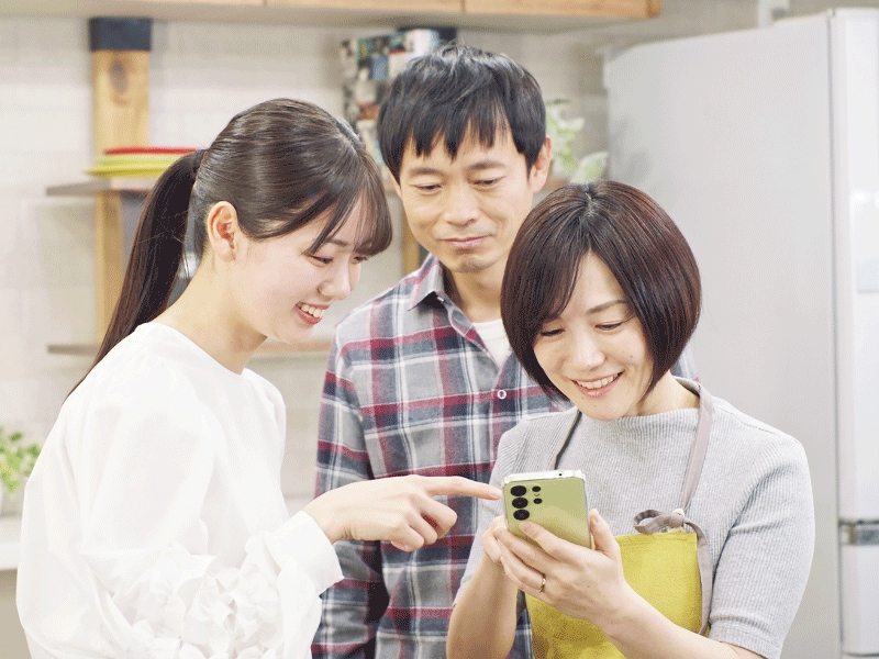 スマホでePRO利用している母を囲む娘と父