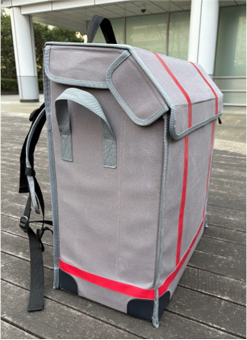 両側面に縫いつけた取っ手により可搬性を向上