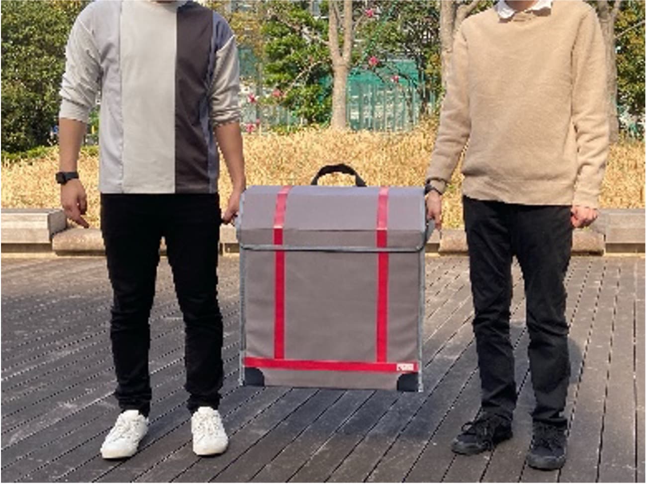 両側面に縫いつけた取っ手により可搬性を向上